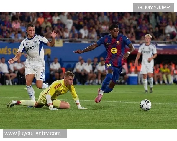 巴萨与曼联友谊赛激战成平局逆转瞬间点燃全场热情