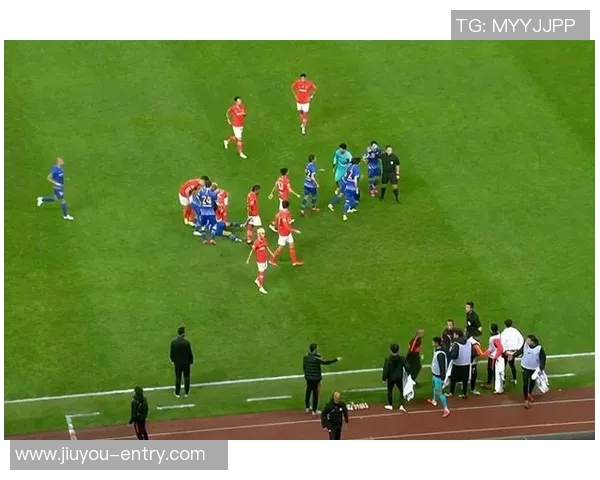 中超激战AC米兰以4比0大胜马竞争议判罚引发全场热议