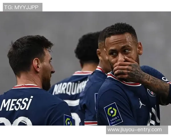 英超激战巴黎圣日耳曼与巴萨战成平局乌龙球瞬间引发全场狂欢 英超激战巴黎圣日耳曼与巴萨战成平局乌龙球瞬间引发全场狂欢
